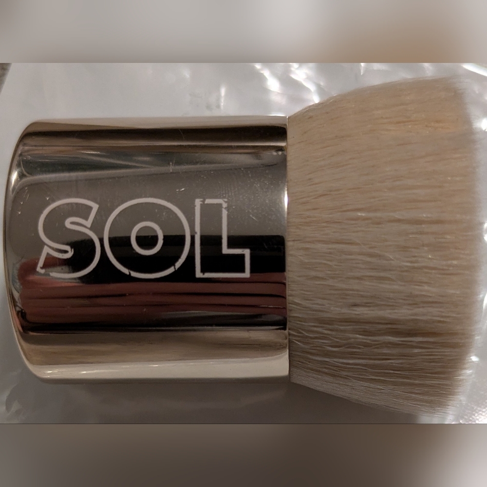 SOL Premium Kabuki Brush - Silver and Cream